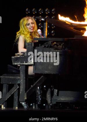 Lady Gaga setzt ihre Monster Ball Tour mit einer Aufführung im Bank Atlantic Center fort. Die Tour umfasst eine Vielzahl von Set- und Kostümwechseln, einschließlich des flammenden Klaviers, von dem Gaga bei einem Tourstopp in Houston, Texas, Ende letzter Woche, einen Sturz hinnehmen musste. Und ein fast durchsichtiges Plastikkleid, durch das man ihre Brustwarzen sehen konnte, war mit Kreuzen aus Klebeband bedeckt. Weitere Höhepunkte waren ein Unitard mit strategisch platzierten Glitzern, aufwändige Tanzroutinen und ein Set mit einem riesigen Anglerfisch. Sunrise, Florida. 4/12/11. Stockfoto