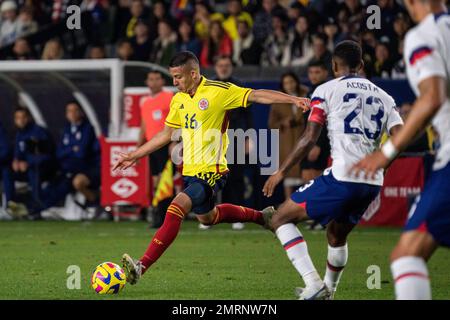 Der kolumbianische Mittelfeldspieler Kevin Castaño (16) schickt während eines internationalen Freundes einen Pass vorbei an der US-amerikanischen Mittelfeldspielerin Kellyn Acosta (23) Stockfoto