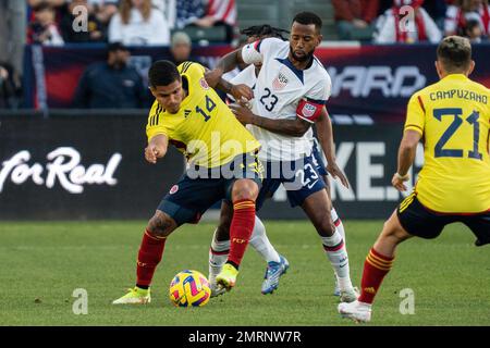 Kolumbien Stürmer Juan Camilo Hernandez (14) und Mittelfeldspieler Kellyn Acosta (23) der Vereinigten Staaten von Amerika kämpfen während eines internationalen Fr. Stockfoto