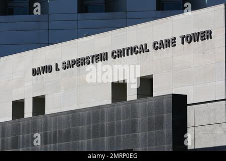 Allgemeiner Blick auf das Cedars Sinai Medical Center, wo Lamar Odom, Basketballspieler und Reality-TV-Persönlichkeit, sich vermutlich am 20. Oktober 2015 in Los Angeles, Kalifornien, aufhält. Stockfoto