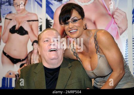 Larry Flynt und die Hustler Girls treten auf der AVN Adult Expo auf. Unter den Mädchen, die Fluynt begleiteten, war Sarah Palin wie Lisa Ann. Las Vegas, Nevada 1/8/10. Stockfoto