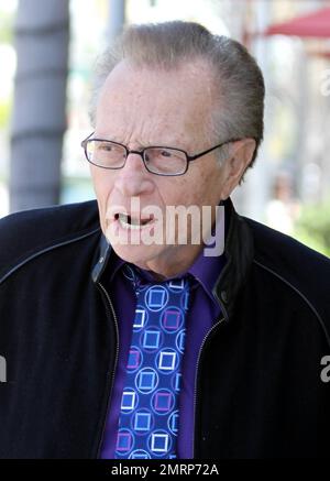 Der ehemalige CNN Talkshow-Gastgeber Larry King trägt seine Krawatte teilweise gebunden, wenn er ein Restaurant in Beverly Hills, CA, verlässt. 4/26/11. Stockfoto