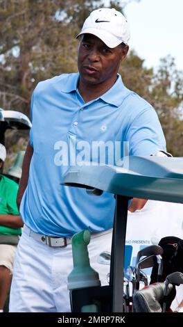 Marcus Allen nimmt am letzten Tag des 10. Jährlichen Michael Jordan Celebrity Invitational Golfturniers Teil, das vom 31. März bis 3. April auf dem Shadow Creek Golf Course stattfand. Am Ende des Turniers posierte Michael Jordan mit dem pensionierten kroatischen Profi-Basketball Toni Kukoc und einem großen $40.000-Dollar-Scheck. Las Vegas, Nevada 04/03/11. Stockfoto