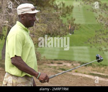 Michael Jordan nimmt am letzten Tag des 10. Jährlichen Michael Jordan Celebrity Invitational Golfturniers Teil, das vom 31. März bis 3. April auf dem Shadow Creek Golf Course stattfand. Am Ende des Turniers posierte Michael Jordan mit dem pensionierten kroatischen Profi-Basketball Toni Kukoc und einem großen $40.000-Dollar-Scheck. Las Vegas, Nevada 04/03/11. Stockfoto
