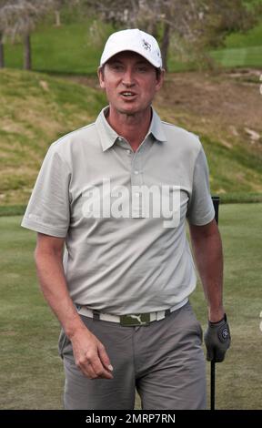 Wayne Gretzky nimmt am letzten Tag des 10. Jährlichen Michael Jordan Celebrity Invitational Golfturniers Teil, das vom 31. März bis 3. April auf dem Shadow Creek Golf Course stattfand. Am Ende des Turniers posierte Michael Jordan mit dem pensionierten kroatischen Profi-Basketball Toni Kukoc und einem großen $40.000-Dollar-Scheck. Las Vegas, Nevada 04/03/11. Stockfoto