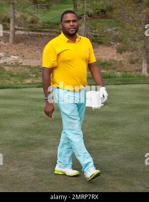 Anthony Anderson nimmt am letzten Tag des 10. Jährlichen Michael Jordan Celebrity Invitational Golfturniers Teil, das vom 31. März bis 3. April auf dem Shadow Creek Golf Course stattfand. Am Ende des Turniers posierte Michael Jordan mit dem pensionierten kroatischen Profi-Basketball Toni Kukoc und einem großen $40.000-Dollar-Scheck. Las Vegas, Nevada 04/03/11. Stockfoto