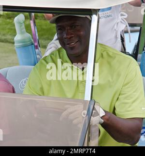 Michael Jordan nimmt am letzten Tag des 10. Jährlichen Michael Jordan Celebrity Invitational Golfturniers Teil, das vom 31. März bis 3. April auf dem Shadow Creek Golf Course stattfand. Am Ende des Turniers posierte Michael Jordan mit dem pensionierten kroatischen Profi-Basketball Toni Kukoc und einem großen $40.000-Dollar-Scheck. Las Vegas, Nevada 04/03/11. Stockfoto