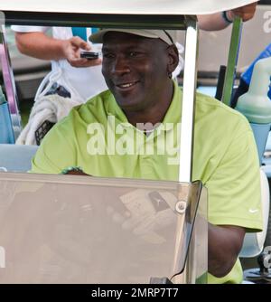 Michael Jordan nimmt am letzten Tag des 10. Jährlichen Michael Jordan Celebrity Invitational Golfturniers Teil, das vom 31. März bis 3. April auf dem Shadow Creek Golf Course stattfand. Am Ende des Turniers posierte Michael Jordan mit dem pensionierten kroatischen Profi-Basketball Toni Kukoc und einem großen $40.000-Dollar-Scheck. Las Vegas, Nevada 04/03/11. Stockfoto