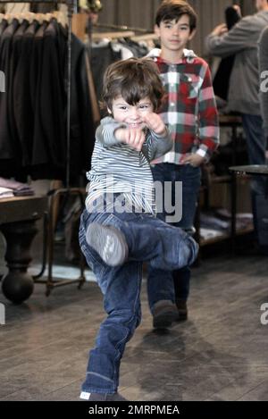 Sänger LeAnn Rimes und Ehemann, Schauspieler Eddie Cibrian, zusammen mit seinen Söhnen Mason, 7, und Jake, 4, wurden beim Einkaufen im Malibu Country Mart gesehen. Der Country-Superstar trug einen braunen Hut, ein braunes Oberteil, blaue Jeans mit schwarzen kniehohen Stiefeln und hielt es mit einem grauen Pullover und einem rostigen farbigen Schal warm. Die 29-jährige Rimes wurde dabei gesehen, wie sie mit den Söhnen ihres Mannes herumscherzte und spielte und jeden umarmte und sogar Jake an einem Punkt aufhob. Die Familie, die eine tolle Zeit zusammen zu haben schien, ging schließlich in ihrem schwarzen Porsche los. Malibu, Kalifornien. 11. Dezember 2011 Stockfoto