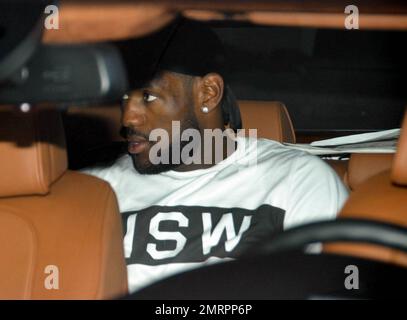 Der NBA-Superstar LeBron James wird von einem Gefolge begleitet, wenn er sein Luxushotel in South Beach am Tag nach seiner Ankündigung verlässt, die Cleveland Cavaliers zu verlassen, um sich der Miami Heat anzuschließen. Miami Beach, Florida 7/9/10. Stockfoto