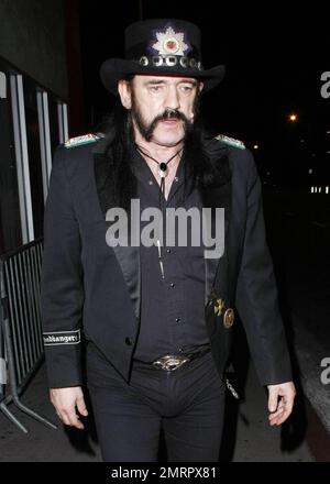 Der englische Sänger und Bassist Lemmy Kilmister (auch bekannt als Ian Fraser Kilmister) trifft bei der Eröffnung der Tattoo-Künstlerin Kat von D's Wonderland Gallery ein. Ebenfalls dabei waren Kats neuer Freund Jesse James und der Rocker Matt Sorum. Los Angeles, Kalifornien. 09/02/10. Stockfoto