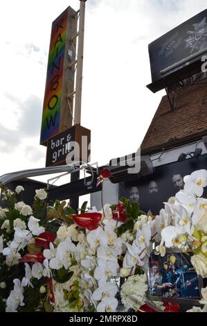 Allgemeiner Blick auf die Ehrungen, die außerhalb der Rainbow Bar & Grill auf dem Sunset Strip zu Ehren von Lemmy von der Rockband Motorhead in West Hollywood, CA, verbleiben. Ebenfalls abgebildet ist ein rührender Schauspieler, den Dave Grohl für seinen Freund pflügte. Stockfoto