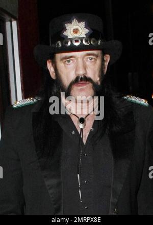 Der englische Sänger und Bassist Lemmy Kilmister (auch bekannt als Ian Fraser Kilmister) trifft bei der Eröffnung der Tattoo-Künstlerin Kat von D's Wonderland Gallery ein. Ebenfalls dabei waren Kats neuer Freund Jesse James und der Rocker Matt Sorum. Los Angeles, Kalifornien. 09/02/10. Stockfoto