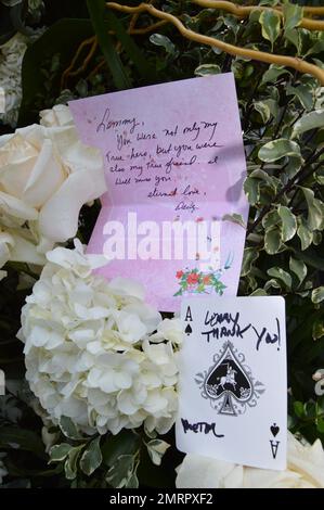 Allgemeiner Blick auf die Ehrungen, die außerhalb der Rainbow Bar & Grill auf dem Sunset Strip zu Ehren von Lemmy von der Rockband Motorhead in West Hollywood, CA, verbleiben. Ebenfalls abgebildet ist ein rührender Schauspieler, den Dave Grohl für seinen Freund pflügte. Stockfoto