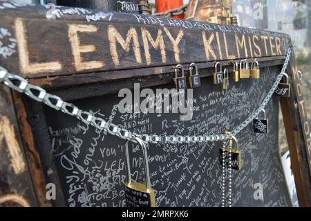 Allgemeiner Blick auf die Ehrungen, die außerhalb der Rainbow Bar & Grill auf dem Sunset Strip zu Ehren von Lemmy von der Rockband Motorhead in West Hollywood, CA, verbleiben. Ebenfalls abgebildet ist ein rührender Schauspieler, den Dave Grohl für seinen Freund pflügte. Stockfoto