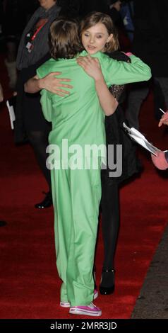 Teenager-Co-Stars Kodi Smit-McPhee und Chloe Moretz gehen auf dem roten Teppich zur Premiere von „Let Me in“, die im Vue West End während des BFI London Film Festival 54. stattfindet. „Let Me in“ ist ein amerikanischer dramatischer Horrorfilm, der auf dem schwedischen Film „Let the Right One in“ aus dem Jahr 2008 basiert. London, Großbritannien. 10/14/10. Stockfoto