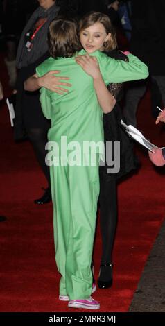 Teenager-Co-Stars Kodi Smit-McPhee und Chloe Moretz gehen auf dem roten Teppich zur Premiere von „Let Me in“, die im Vue West End während des BFI London Film Festival 54. stattfindet. „Let Me in“ ist ein amerikanischer dramatischer Horrorfilm, der auf dem schwedischen Film „Let the Right One in“ aus dem Jahr 2008 basiert. London, Großbritannien. 10/14/10. Stockfoto