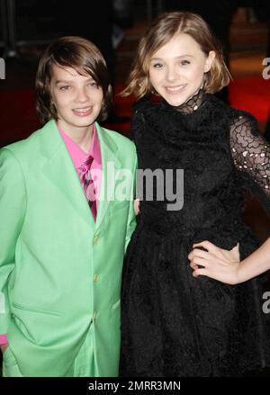 Teenager-Co-Stars Kodi Smit-McPhee und Chloe Moretz gehen auf dem roten Teppich zur Premiere von „Let Me in“, die im Vue West End während des BFI London Film Festival 54. stattfindet. „Let Me in“ ist ein amerikanischer dramatischer Horrorfilm, der auf dem schwedischen Film „Let the Right One in“ aus dem Jahr 2008 basiert. London, Großbritannien. 10/14/10. Stockfoto