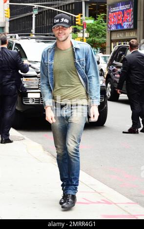 Adam Levine ist vor dem Ed Sullivan Theatre zu sehen, wo er am 26. Juni 2012 in New York, New York, in der „Late Show with David Letterman“ auftrat. . Stockfoto