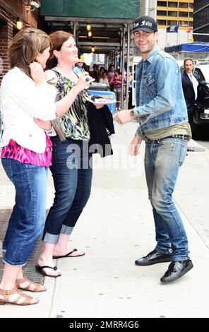 Adam Levine ist vor dem Ed Sullivan Theatre zu sehen, wo er am 26. Juni 2012 in New York, New York, in der „Late Show with David Letterman“ auftrat. . Stockfoto