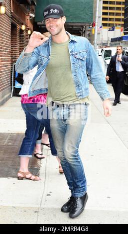 Adam Levine ist vor dem Ed Sullivan Theatre zu sehen, wo er am 26. Juni 2012 in New York, New York, in der „Late Show with David Letterman“ auftrat. . Stockfoto