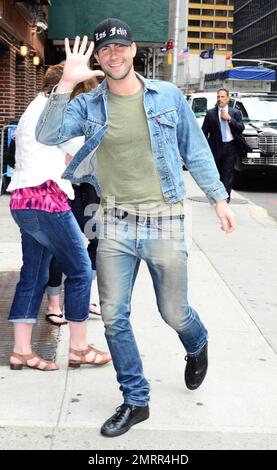 Adam Levine ist vor dem Ed Sullivan Theatre zu sehen, wo er am 26. Juni 2012 in New York, New York, in der „Late Show with David Letterman“ auftrat. . Stockfoto