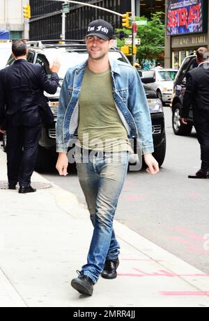 Adam Levine ist vor dem Ed Sullivan Theatre zu sehen, wo er am 26. Juni 2012 in New York, New York, in der „Late Show with David Letterman“ auftrat. . Stockfoto