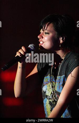 Exklusiv!! Sängerin Lily Allen tritt im Atlantis Theatre als Teil des Partyflugzeugs von Z100 mit OP bei Atlantis auf. Allen sang Hits von ihrem neuen Album und genoss ein Glas Wein und eine Zigarette auf der Bühne. Sie arbeitet derzeit hart daran, ihr neues Album in den USA zu bewerben und hat zugegeben, dass sie verzweifelt nach ihrer neuen Platte sucht: „IT's Not Me, Du bist die Nummer eins in den Albumcharts der USA und hast die Fans gebeten, dafür zu sorgen, dass sie von ihrem aktuellen Platz auf Platz zwei aufsteigen, um die Nummer eins zu werden. Unter dem Titel "HILFE" schrieb Lily kürzlich in ihrem MySpace-Blog: "Ich hatte noch nie ein Album Nr. 1 in England, ganz zu schweigen von den USA, A Stockfoto