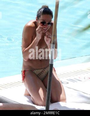 Sharlely Beckers goldener Bikini hat Schwierigkeiten, ihre Kurven nach dem Baby zu halten, und verlor nach dem Schwimmen mit Boris fast ihr Bikinioberteil. Miami, Florida 9/3/10. Stockfoto