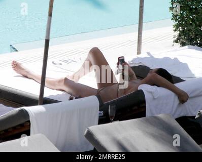 Sharlely Beckers goldener Bikini hat Schwierigkeiten, ihre Kurven nach dem Baby zu halten, und verlor nach dem Schwimmen mit Boris fast ihr Bikinioberteil. Miami, Florida 9/3/10. Stockfoto