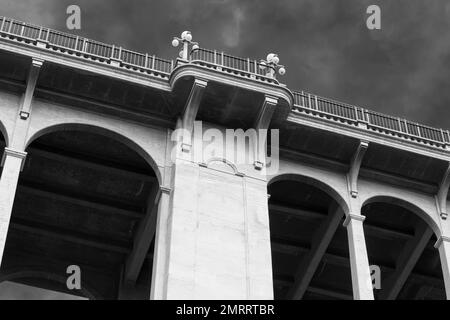 Colorado Street Bridge in Pasadena. Erbaut im Jahr 1913 ist es im National Register of Historic Places eingetragen. Stockfoto