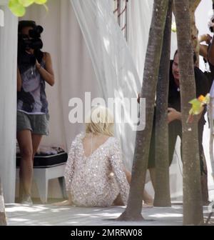 Lindsay Lohan hat ein paar Kleiderschrankwechsel, während sie ein Fotoshooting auf dem Dach und neben dem Pool eines Miami Beach Hotels für Plum TV macht. Lohans Dreh geht an ein Interview für die Show, die am 15. Juni erscheinen soll, dem Tag bevor Berichte sagen, dass Lohan sich den Behörden ergeben muss. Miami Beach, FL 5/21/11 Stockfoto