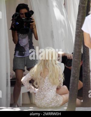Lindsay Lohan hat ein paar Kleiderschrankwechsel, während sie ein Fotoshooting auf dem Dach und neben dem Pool eines Miami Beach Hotels für Plum TV macht. Lohans Dreh geht an ein Interview für die Show, die am 15. Juni erscheinen soll, dem Tag bevor Berichte sagen, dass Lohan sich den Behörden ergeben muss. Miami Beach, FL 5/21/11 Stockfoto
