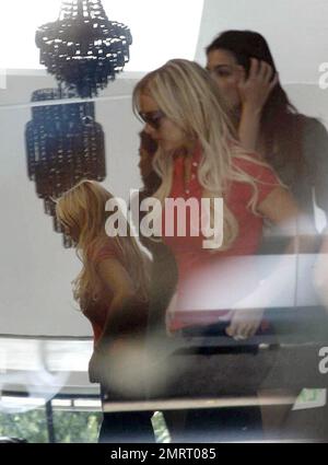 Lindsay Lohan spielt Guck-A-Boo mit Fotografen, während sie bei Lisa Kline in West Hollywood, Kalifornien, einkauft. 10/23/07. Stockfoto