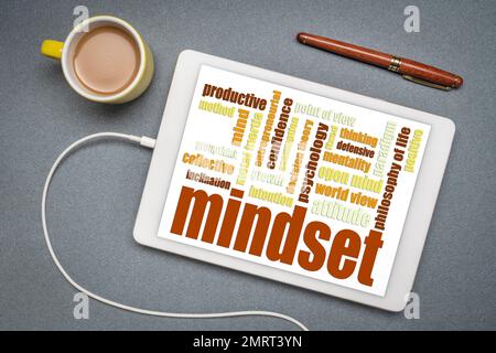 Mindset Word Cloud auf einem digitalen Tablet, Einstellung und persönliches Entwicklungskonzept Stockfoto