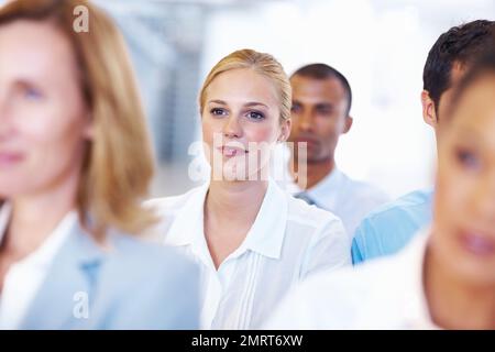 Geschäftsleute im Seminar. Nahaufnahme einer schönen weiblichen Führungskraft in einem Seminar mit Geschäftsleuten. Stockfoto