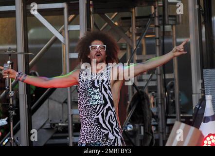 Stefan „Redfoo“ Gordy von LMFAO tritt in einem Konzert im Raleigh Amphitheatre and Festival Site in Raleigh, NC auf. 9. August 2011. Stockfoto