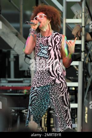 Stefan „Redfoo“ Gordy von LMFAO tritt in einem Konzert im Raleigh Amphitheatre and Festival Site in Raleigh, NC auf. 9. August 2011. Stockfoto