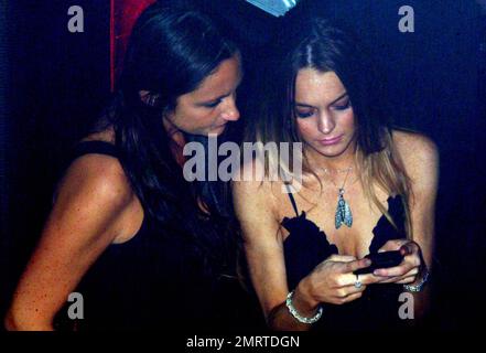 Exklusiv!! Lindsay Lohan ist Gastgeber des Passion Nightclub Redux mit Galpal Samantha Ronson im Seminole Hard Rock Hotel and Casino. Lohan verbrachte den ganzen Abend damit, SMS von ihrem Handy zu schreiben, rauchte und trank. Lohan, die Berichten zufolge zum Judentum konvertiert ist, um Ronson und ihrer jüdischen Familie näher zu sein, trug ihr rotes Armband zusammen mit anderem Schmuck und einem schwarzen Kleid. Fort Lauderdale, Florida 3/7/09 Stockfoto