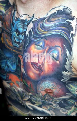 Tattoo-Fans versammeln sich zum Eröffnungstag der International London Tattoo Convention im Tobacco Dock. Dieses Jahr jährt sich der Kongress zum sechsten Mal und es wird voraussichtlich mehr als 20.000 Besucher zu seinen Attraktionen und Ausstellungen anlocken, darunter das Oxford British Tattoo History Museum, die El Rana Exhibition, Graffiti Kings, Vince Ray und die Boneshakers, Billie Rae und Scarlett Dagger, Unter anderem Magical Tattoing und Swallow Tattoo Studio. London, Großbritannien. 9/24/10. Stockfoto