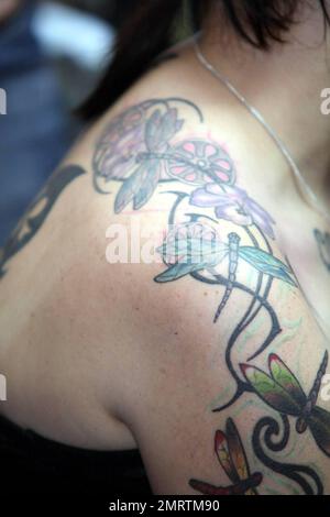 Tattoo-Fans versammeln sich zum Eröffnungstag der International London Tattoo Convention im Tobacco Dock. Dieses Jahr jährt sich der Kongress zum sechsten Mal und es wird voraussichtlich mehr als 20.000 Besucher zu seinen Attraktionen und Ausstellungen anlocken, darunter das Oxford British Tattoo History Museum, die El Rana Exhibition, Graffiti Kings, Vince Ray und die Boneshakers, Billie Rae und Scarlett Dagger, Unter anderem Magical Tattoing und Swallow Tattoo Studio. London, Großbritannien. 9/24/10. Stockfoto