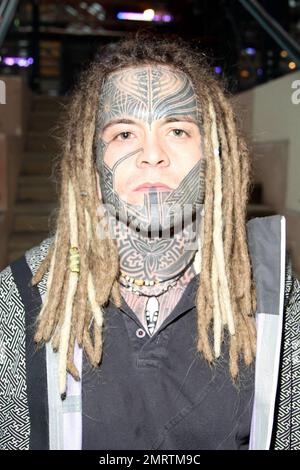 Tattoo-Fans versammeln sich zum Eröffnungstag der International London Tattoo Convention im Tobacco Dock. Dieses Jahr jährt sich der Kongress zum sechsten Mal und es wird voraussichtlich mehr als 20.000 Besucher zu seinen Attraktionen und Ausstellungen anlocken, darunter das Oxford British Tattoo History Museum, die El Rana Exhibition, Graffiti Kings, Vince Ray und die Boneshakers, Billie Rae und Scarlett Dagger, Unter anderem Magical Tattoing und Swallow Tattoo Studio. London, Großbritannien. 9/24/10. Stockfoto