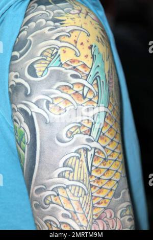 Tattoo-Fans versammeln sich zum Eröffnungstag der International London Tattoo Convention im Tobacco Dock. Dieses Jahr jährt sich der Kongress zum sechsten Mal und es wird voraussichtlich mehr als 20.000 Besucher zu seinen Attraktionen und Ausstellungen anlocken, darunter das Oxford British Tattoo History Museum, die El Rana Exhibition, Graffiti Kings, Vince Ray und die Boneshakers, Billie Rae und Scarlett Dagger, Unter anderem Magical Tattoing und Swallow Tattoo Studio. London, Großbritannien. 9/24/10. Stockfoto