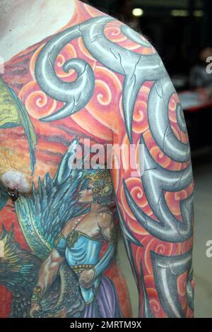 Tattoo-Fans versammeln sich zum Eröffnungstag der International London Tattoo Convention im Tobacco Dock. Dieses Jahr jährt sich der Kongress zum sechsten Mal und es wird voraussichtlich mehr als 20.000 Besucher zu seinen Attraktionen und Ausstellungen anlocken, darunter das Oxford British Tattoo History Museum, die El Rana Exhibition, Graffiti Kings, Vince Ray und die Boneshakers, Billie Rae und Scarlett Dagger, Unter anderem Magical Tattoing und Swallow Tattoo Studio. London, Großbritannien. 9/24/10. Stockfoto