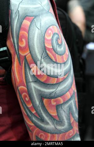 Tattoo-Fans versammeln sich zum Eröffnungstag der International London Tattoo Convention im Tobacco Dock. Dieses Jahr jährt sich der Kongress zum sechsten Mal und es wird voraussichtlich mehr als 20.000 Besucher zu seinen Attraktionen und Ausstellungen anlocken, darunter das Oxford British Tattoo History Museum, die El Rana Exhibition, Graffiti Kings, Vince Ray und die Boneshakers, Billie Rae und Scarlett Dagger, Unter anderem Magical Tattoing und Swallow Tattoo Studio. London, Großbritannien. 9/24/10. Stockfoto