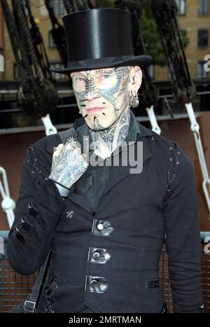 Tattoo-Fans versammeln sich zum Eröffnungstag der International London Tattoo Convention im Tobacco Dock. Dieses Jahr jährt sich der Kongress zum sechsten Mal und es wird voraussichtlich mehr als 20.000 Besucher zu seinen Attraktionen und Ausstellungen anlocken, darunter das Oxford British Tattoo History Museum, die El Rana Exhibition, Graffiti Kings, Vince Ray und die Boneshakers, Billie Rae und Scarlett Dagger, Unter anderem Magical Tattoing und Swallow Tattoo Studio. London, Großbritannien. 9/24/10. Stockfoto