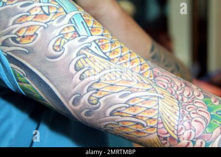 Tattoo-Fans versammeln sich zum Eröffnungstag der International London Tattoo Convention im Tobacco Dock. Dieses Jahr jährt sich der Kongress zum sechsten Mal und es wird voraussichtlich mehr als 20.000 Besucher zu seinen Attraktionen und Ausstellungen anlocken, darunter das Oxford British Tattoo History Museum, die El Rana Exhibition, Graffiti Kings, Vince Ray und die Boneshakers, Billie Rae und Scarlett Dagger, Unter anderem Magical Tattoing und Swallow Tattoo Studio. London, Großbritannien. 9/24/10. Stockfoto