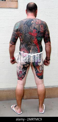 Tattoo-Fans versammeln sich zum Eröffnungstag der International London Tattoo Convention im Tobacco Dock. Dieses Jahr jährt sich der Kongress zum sechsten Mal und es wird voraussichtlich mehr als 20.000 Besucher zu seinen Attraktionen und Ausstellungen anlocken, darunter das Oxford British Tattoo History Museum, die El Rana Exhibition, Graffiti Kings, Vince Ray und die Boneshakers, Billie Rae und Scarlett Dagger, Unter anderem Magical Tattoing und Swallow Tattoo Studio. London, Großbritannien. 9/24/10. Stockfoto