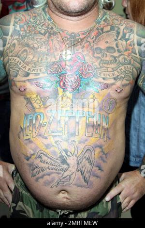 Tattoo-Fans versammeln sich zum Eröffnungstag der International London Tattoo Convention im Tobacco Dock. Dieses Jahr jährt sich der Kongress zum sechsten Mal und es wird voraussichtlich mehr als 20.000 Besucher zu seinen Attraktionen und Ausstellungen anlocken, darunter das Oxford British Tattoo History Museum, die El Rana Exhibition, Graffiti Kings, Vince Ray und die Boneshakers, Billie Rae und Scarlett Dagger, Unter anderem Magical Tattoing und Swallow Tattoo Studio. London, Großbritannien. 9/24/10. Stockfoto