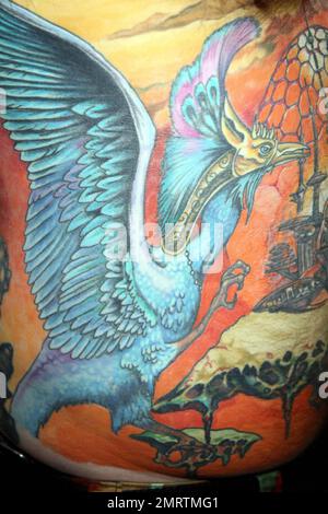 Tattoo-Fans versammeln sich zum Eröffnungstag der International London Tattoo Convention im Tobacco Dock. Dieses Jahr jährt sich der Kongress zum sechsten Mal und es wird voraussichtlich mehr als 20.000 Besucher zu seinen Attraktionen und Ausstellungen anlocken, darunter das Oxford British Tattoo History Museum, die El Rana Exhibition, Graffiti Kings, Vince Ray und die Boneshakers, Billie Rae und Scarlett Dagger, Unter anderem Magical Tattoing und Swallow Tattoo Studio. London, Großbritannien. 9/24/10. Stockfoto